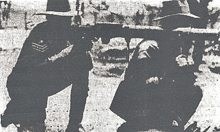 Sergeant McMurray and Gunner J. O'Hallroan with a Lewis gun during the 1932 Emu War